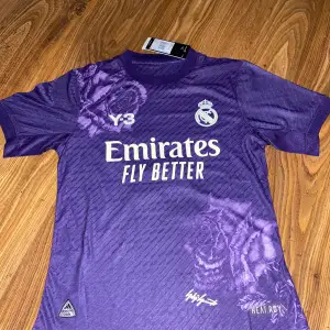 En mycket fin Bellingham, special edition Adidas Y-3 Real Madrid tröja! Helt ny och oanvänd. Tröjan är Player Version, UCL version, storlek S.  Hör av er vid frågor! 