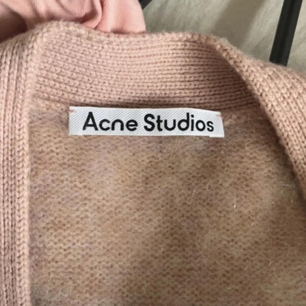 Beautiful oversized knit from Acne Studios with pockets and cool texture. Fits oversized and relaxed. Tagged size XS, fits XS-S.. Stickat.
