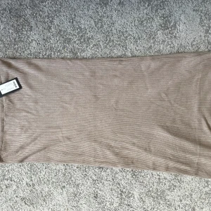 Beige lång kjol - En söt stickad långkjol frpn lager 157! Helt ny aldrig använd, passar bra till sommarn💗