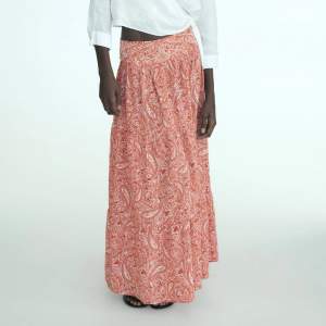 En av Zaras fina långa kjolar, så fint på sommaren! Nyskick, knappt använd😍