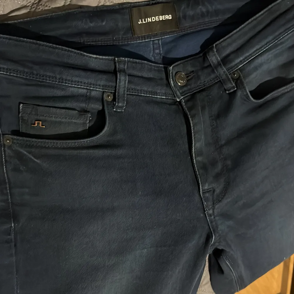 Skick - 7/10, riktigt trendiga jeans just nu som är riktigt snygga och bekväma, passar perfekt till laidback! Pris kan diskuteras så tveka inte med frågor kring köp! Nypris 1600kr!. Jeans & Byxor.