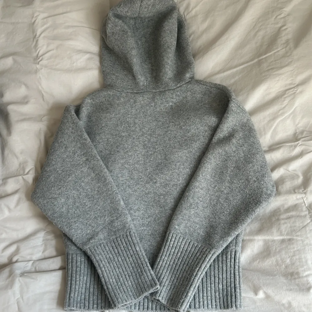 En jätte fin trendig stickad hoodie från zara💕 Använd ett fåtal gånger och har inga defekter! . Hoodies.