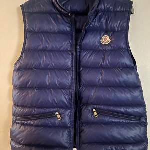 Moncler väst använt skick 7/10 men väl bevaren. Perfekt nu till sommaren säljes eller bytes!!!