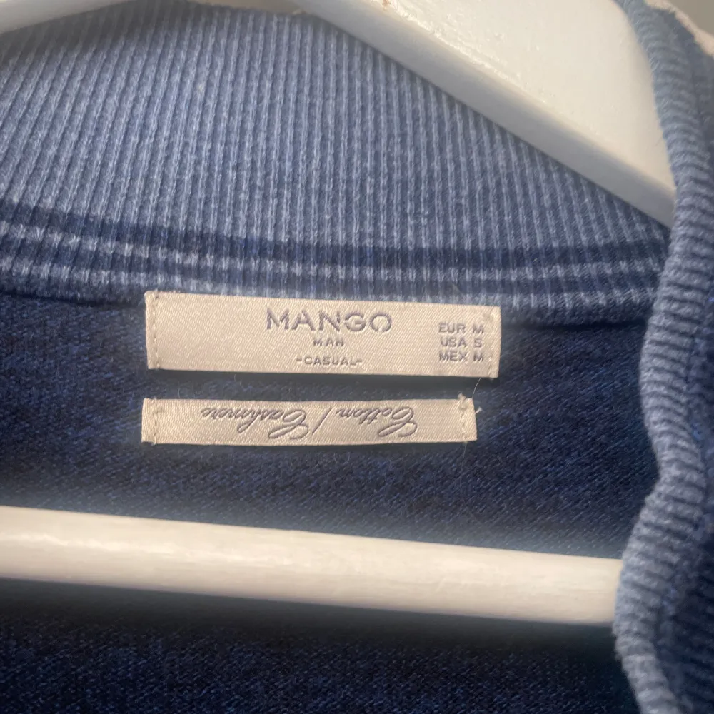 Tja, säljer nu denna sjukt snygga zip tröja från Mango i storlek M, den är i helt nyskick med mycket skönt material. Modellen på bilden är 182 cm och väger 67 kg. Om du har några frågor eller funderingar hör gärna av dig 😊🤩. Tröjor & Koftor.