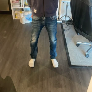 Feta Replay jeans(Jennon) - Feta Replay jeans i bra skicka, dem passar bra på mig som är 182. Originalpris:1499kr. Skriv om du undrar någonting!