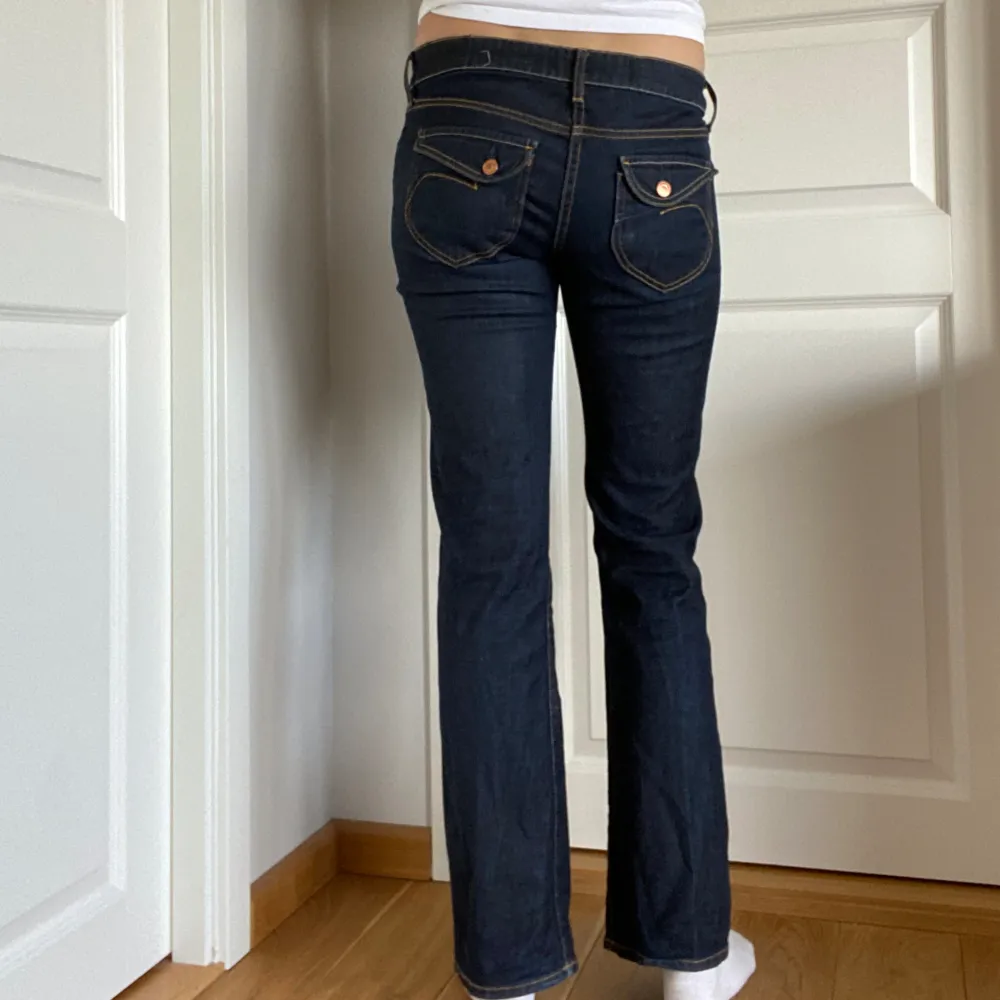 Såå sjukt snygga jeans. De har snygga fickor och detaljer. . Jeans & Byxor.