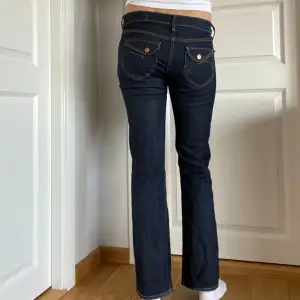 Såå sjukt snygga jeans. De har snygga fickor och detaljer. 