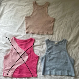 Ribbade linnen - Säljer ett ljusblått o ett ljus/gammelrosa linne💗ribbade, kortare i modellen, bara att höra av sig vid frågor!!   1 för 15 Båda för 20