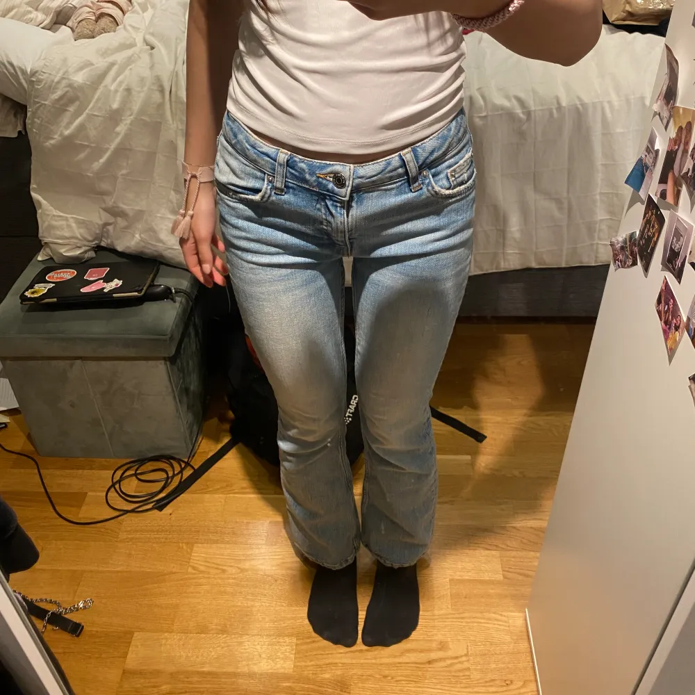 Ett par jeans från gina som jag haf använt mycket och är nu slitna/ tappat lite färg och för små för mig❤️. Jeans & Byxor.