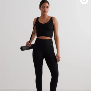 Aim'n träningsset - Använd ett flertal gånger men fortfarande i bra skick. Ganska tight så passar även XS. Figurnära och bekväm. Orginalpris: 600kr. Slutsåld från orginal butik. Säljer även toppen från samma set i en annan annons, om båda delar önskas fås en rabatt.