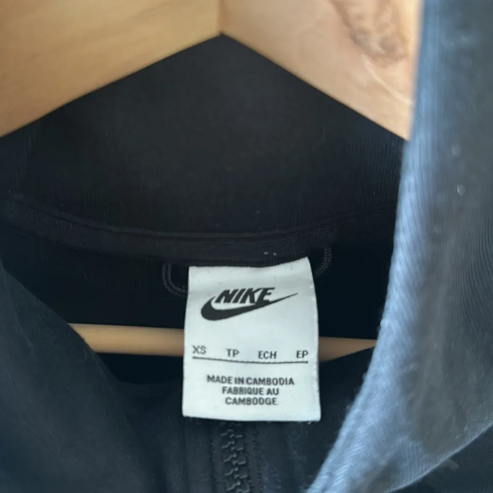 Säljer en Nike tech hoodie. Bra skick, använd i ungefär ett halvår. Säljer för att spara upp till en jacka. Hoodies.