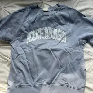 Sweatshirt T-shirt med motiv och slits i kanterna. Inte mycket använd
