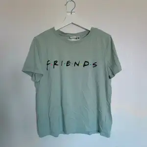 T-shirt från h&m med Friends tryck. I bra skick, i stl M 