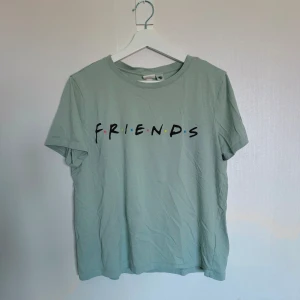 Friends T-shirt  - T-shirt från h&m med Friends tryck. I bra skick, i stl M 