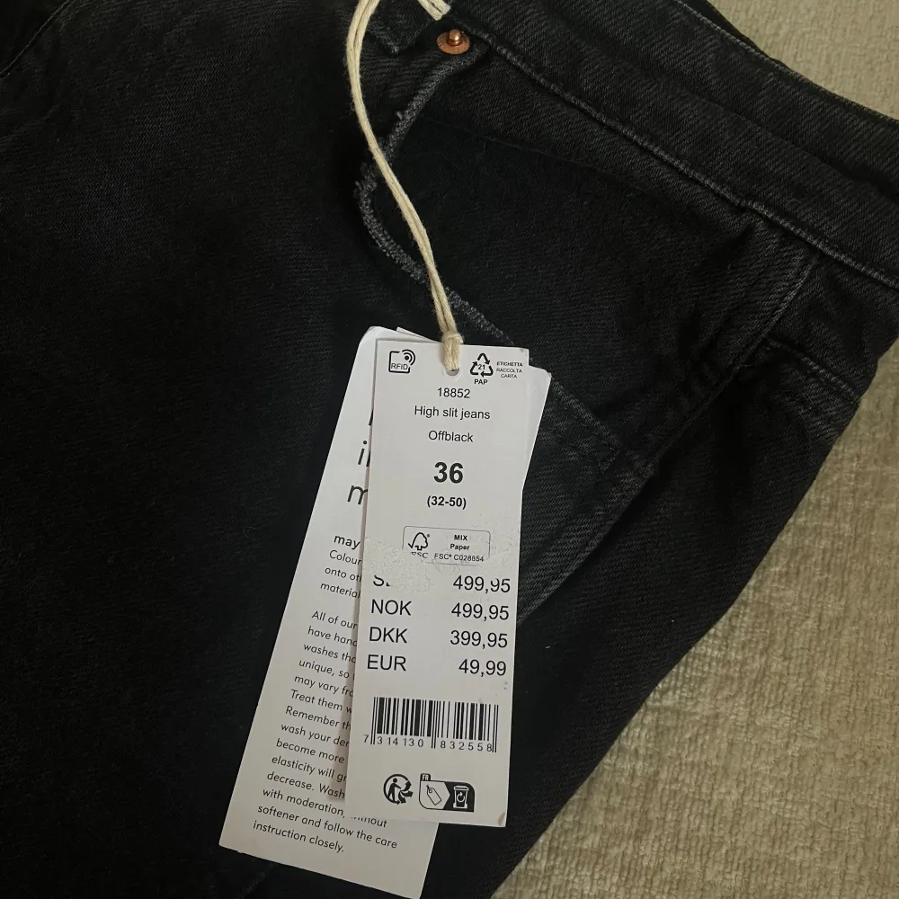 Säljer mina jeans från ginatricot i strl 36. Aldrig använda. Nypris 499, mitt pris 250. Pris kan diskuteras🫧✨💌. Jeans & Byxor.