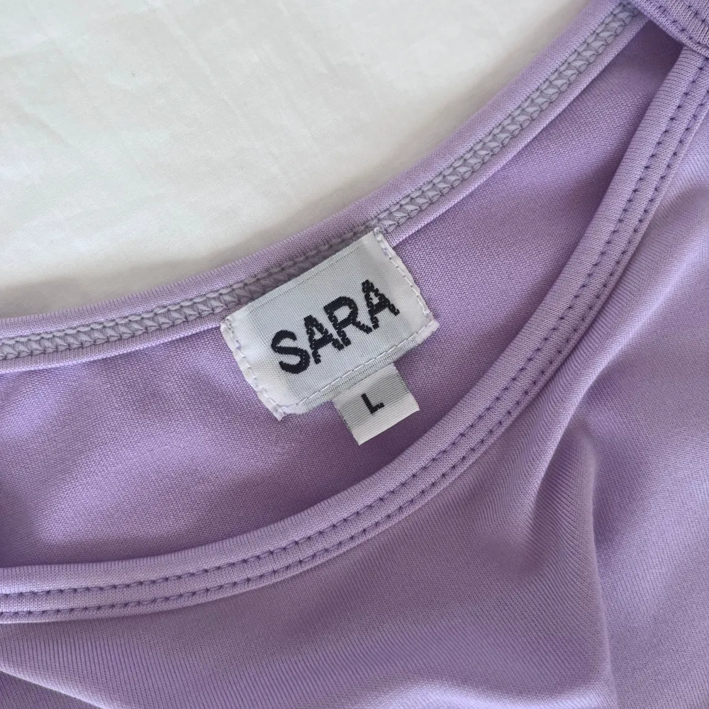 säljer detta jättefina & aldrig använda linne från SARA. Passar för dig som bär xs och uppåt! Pris kan diskuteras vid snabb affär 💜. Toppar.