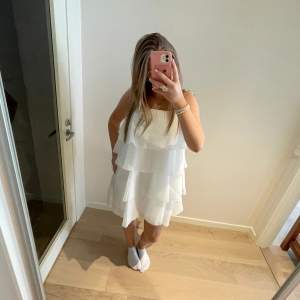 Så fin vit kort volang klänning ifrån Gina Tricot!🩷Helt oanvänd och prislappen kvar💘Den går ner till knäna och är inte genomskinlig💗Nypris 700kr