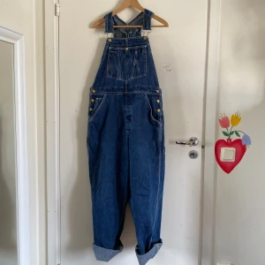 Vintage hängselbyxor  - Vintage hängselbyxor från levi’s! Säljer då de är för stora på mig. Pris kan diskuteras!