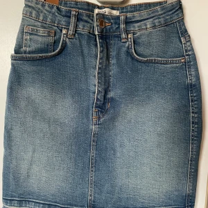 Zara jeanskjol - Skön och stretchig jeanskjol från zara. Tight passform med normalhög midja. Säljer då den är för liten för mig🌸