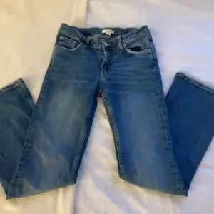 Säljer ett par jeans från Gina Young som tyvärr inte kommer till användning, jätte fina och är i en mörkblå färg! Dem är justerbara i sidorna och i storlek 152❤️