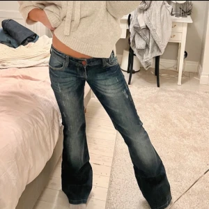 Lågmidjade jeans  - Jätte fina nya Lågmidjade jeans som har små hål i sig. Midjemåttet är 39 cm och innerbenslängd 81cm