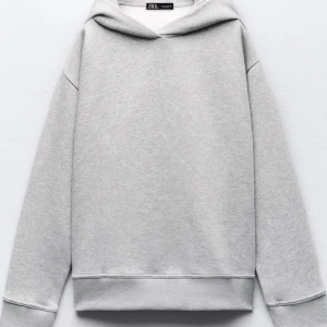 Grå hoodie zara - Säljer min gråa hoodie från zara gå den inte kommer till användning. Den är i st L men sitter som S/M då den är ganska croppad. Skriv för egna bilder och annan info💗