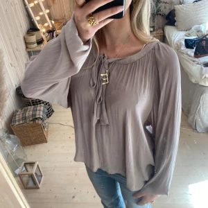 Blus - SUPER snygg passar till såå många tillfällen ❣️❣️