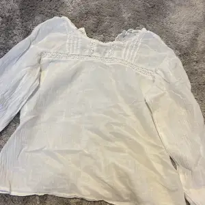  En vit fin sommar blus som man kan ha på sommaren från H&M säljer den på grund av att den är liten liten