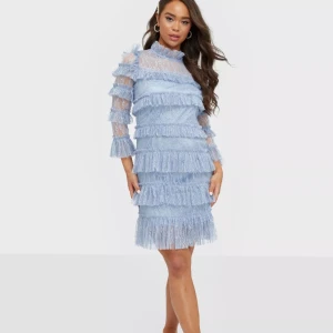 Ljusblå by malina klänning - Säljer min supersnygga ljusblåa By Malina klänning. Helt oanvänd bara testad. Slutsåld, köpte för 2800kr🩵 Priset kan diskuteras