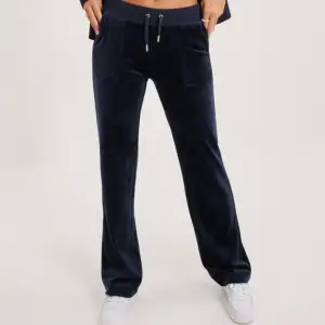 mörkblå juicy couture byxor i storlek S med fickor där bak, nästan aldrig använda därav säljer jag. Nypris 1200kr 