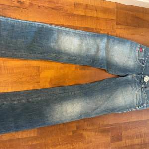 Miss sixty jeans lågmidjade. Säljs då dom är för stora, aldrig använt. Stor knapp på framsidan. Storleken är 26 