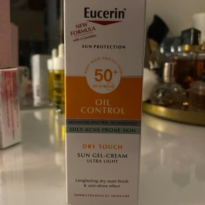 Eucerin solkräm  - Säljer helt oöppnad solkräm från eucerin som passar de med en mer oljig hudtyp, perfekt till sommaren💗hör av er vid frågor, köparen står för eventuell frakt🌸