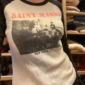 brandy melville tröja - jättegullig brandy topp med tryck som inte kommer till användning! one size men nog alla från xs-s. skriv för mer bilder etc💕