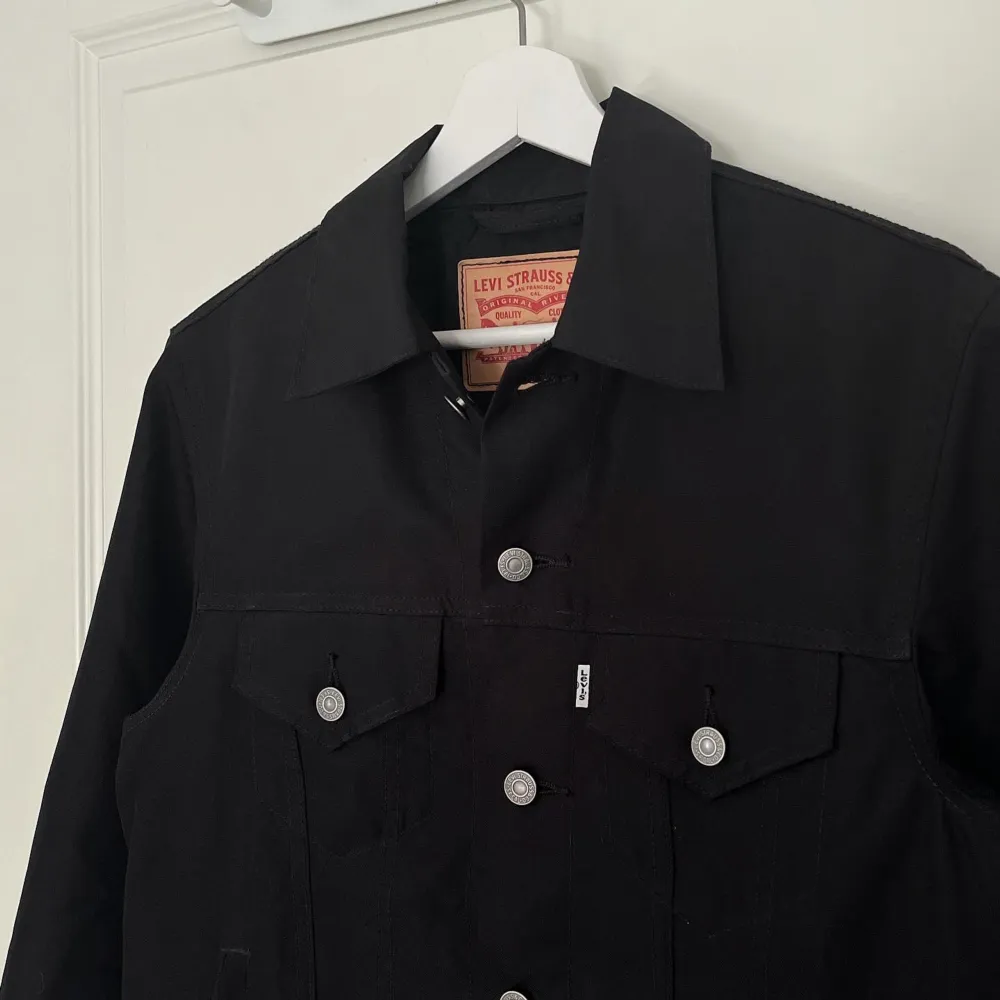 Levis trucker jacket in polyester. Used a few times, cond is like new. Fits tts small. Measurements sent at request.. Jackor.