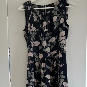Maxiklänning från M&Q - Jättefin blommig klänning i storlek S. I väldigt fin skick 