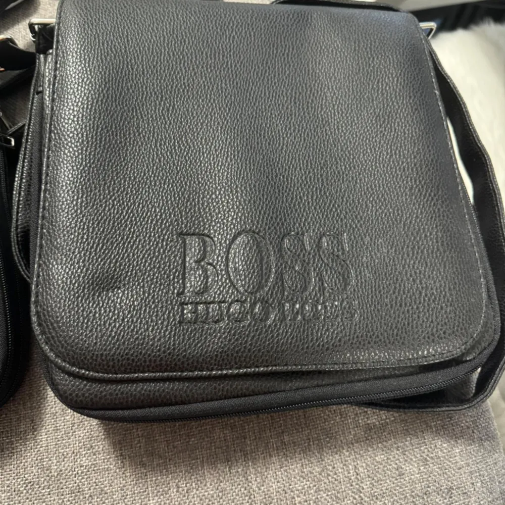 En Hugo boss väska jag fick den som en present och har tyväär ingen användning till den. Har tyväär tajt om pengar Det går att snacka om priset . Väskor.