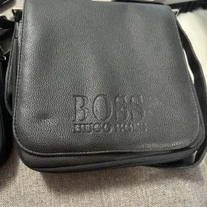 En Hugo boss väska jag fick den som en present och har tyväär ingen användning till den. Har tyväär tajt om pengar Det går att snacka om priset 