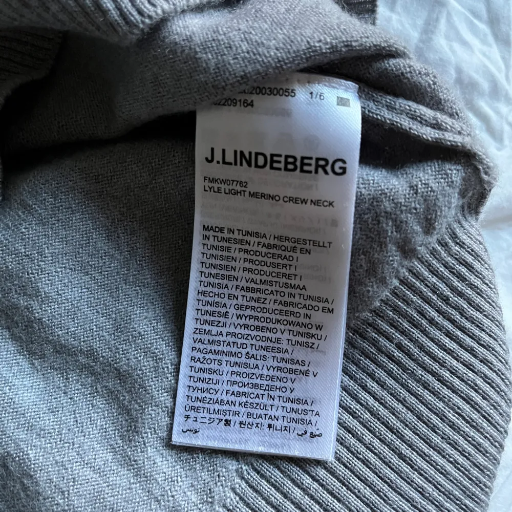 Säljer nu min tröja från J.lindeberg. Tröjan är 100% merinoull och är i bra skick. Storlek M men passar lite mindre. Kom dm om du har fler frågor!. Tröjor & Koftor.