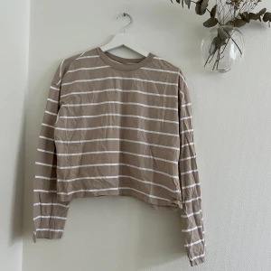 Nakd randig tröja  - 2 stycken beige vit randiga tröjor från nakd i storlek S båda i nyskick!🌷 50kr/st