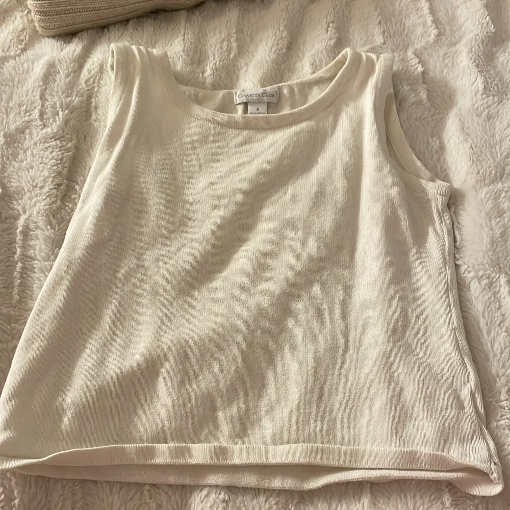 Säljer detta vita linne. Fint skick. Passae XXS men det är kort i modellen så passar även mindre storlekar.❤️. T-shirts.