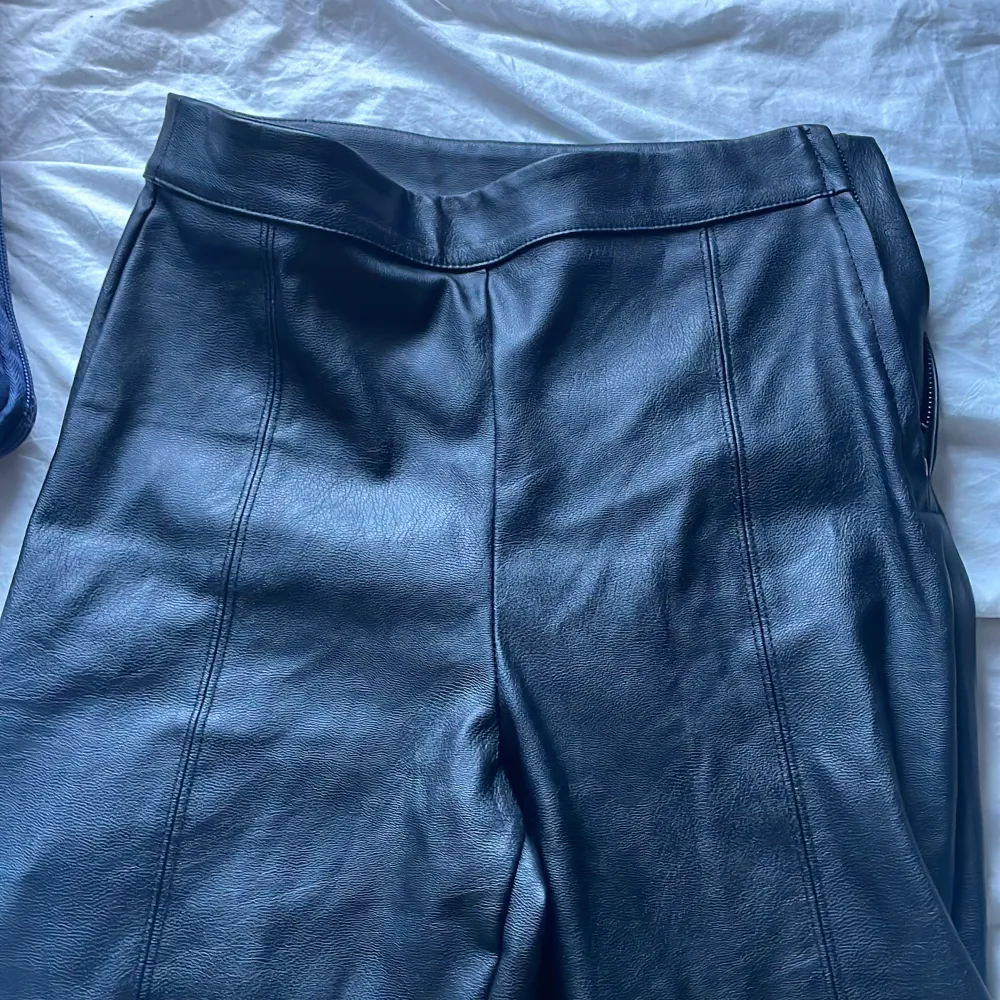 Jätte snygga skinn byxor som är skinny från Gina i storlek xs, tyvärr för små.. Jeans & Byxor.