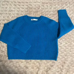 Blå stickad tröja från Zara i stl S! Superbra skick då jag bara använt den 1 gång, säljer pga pågränsen till förliten för mig! Tveka inte att kontakta mig för frågor osv😊💕🚚