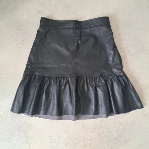 Skinnkjol - Supersnygg skinnkjol som knappt använts, köpt secondhand men i väldigt bra skick!