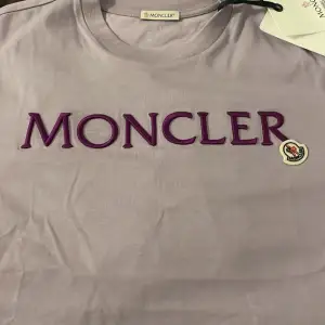 Helt ny Moncler (Manglia Maniche Corte) T-shirt  storlek S Nypris 3200