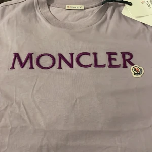 Moncler T-shirt  - Helt ny Moncler (Manglia Maniche Corte) T-shirt  storlek S Nypris 3200