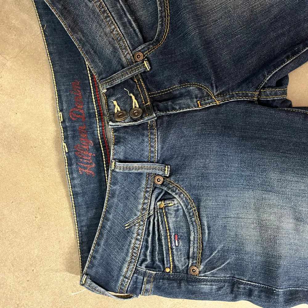 Snygga Lågmidjade jeans från Tomy Hilfiger. Bra kvalitet. Står ingen storlek men skulle säga att dem passar M-L. Kolla bild för alla mått. . Jeans & Byxor.