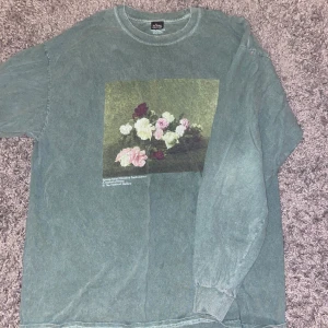 Grön blommig tröja från The National Gallery i London - Blommig grön långärmad tröja köpt på The National Gallery i London. Fin passform och mycket använd. 