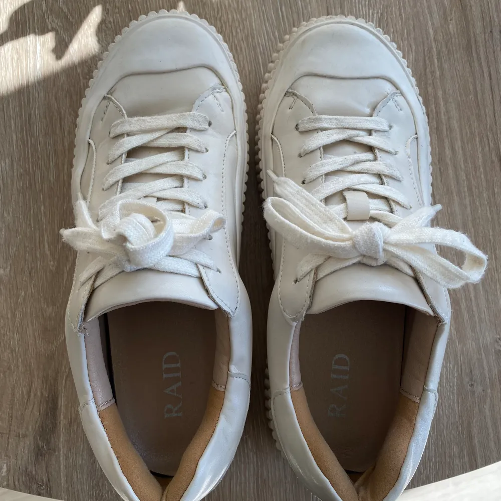 Coola och super snygga beiga skor inköpta från Asos från märket RAID!🤍 . Skor.