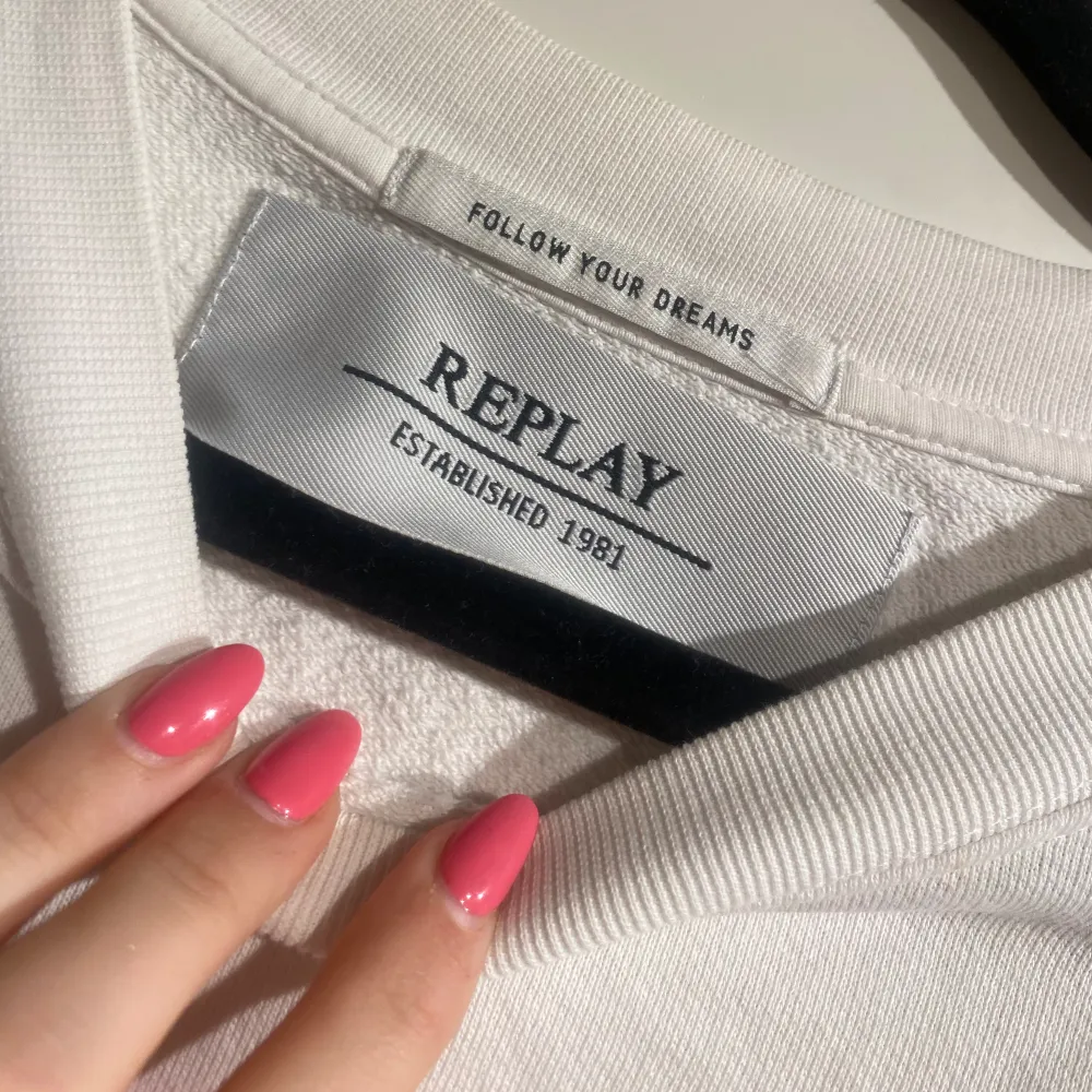 Nästan oanvänd vit sweatshirt från Replay i topp skick. Säljer då ja inte passar i vitt.💕. Tröjor & Koftor.