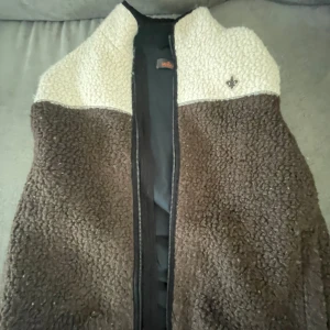 Morris väst  - Tja! Helt ny väst från Morris, använd 2 gånger, jätte bra skick! Köptes för 1100kr